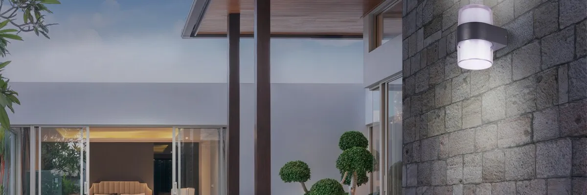 Jakie lampy zewnętrzne wybrać? Najlepsze oświetlenie na balkon, taras i do ogrodu